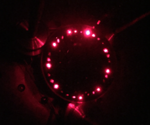 Réflexions de la lumière laser sur un des miroirs de la cellule à gaz à l’intérieur de l’instrument optique.