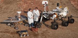 Maquettes 1/1 à JPL/NASA. Devant : Pathfinder 1997, à gauche Spirit ou Opportunity, 2004, à droite Curiosity 2012. NASA 