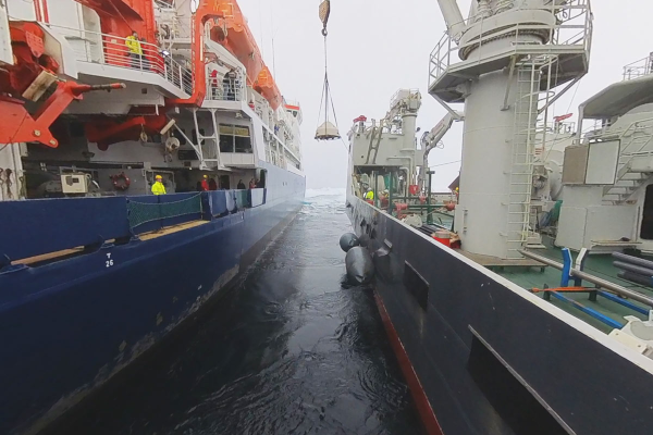 Séparés de quelques mètres, les deux navires ont échange des instruments de recherche, dont la plateforme pour surveiller le changement climatique en région polaire, ramené par Matthieu Labaste. Crédits photo : Daniel Albert GoNorth/SINTEF. 