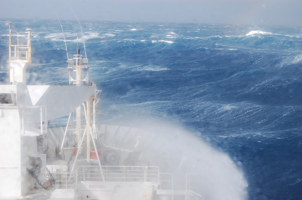 Le NO Français Marion Dufresne II opérant dans l'océan au sud-ouest de l'Afrique lors d'une campagne de recherche menée par le Prof. S. Speich. Crédit : S. Speich, LMD et ENS