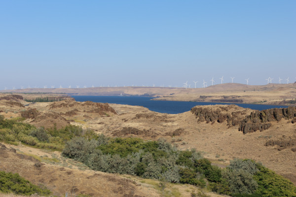 La rivière Columbia, à la frontière entre l'Etat de Washington et de l'Oregon, canalise des vents qui rendent le terrain propice à l'énergie éolienne. Near Roosevelt, Washington. 1 juillet 2023 © T.Claveau