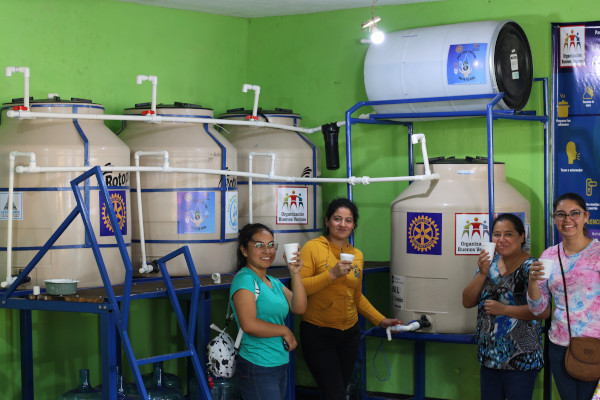 Dégustation de l’eau filtrée par le démonstrateur du filtre communautaire de San Antonio.