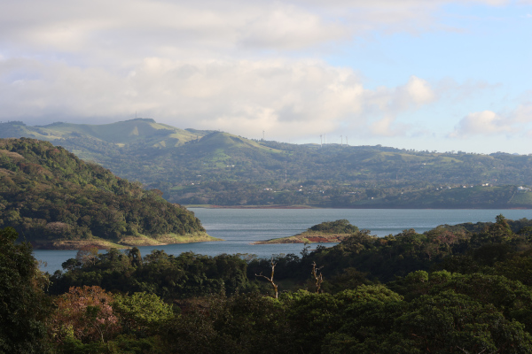 Vue du lac Arenal en bordure du parc national Volcan Arenal, Guanacaste. © T.Claveau.