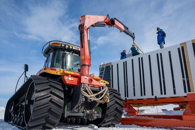 Mise en place d'un radôme (protection pour antenne) sur le toit d'une des unités d'observation. Une fois installées sur traîneaux, les unités d'observation seront acheminées par tracteurs vers les sites D17, D47, D85 et Dome C. © Nicolas Pernin / Institut polaire français