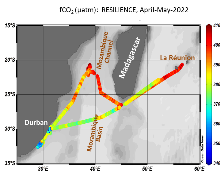 Figure 1. Trajet de la campagne RESILIENCE conduite en Avril-Mai 2022 à bord du Marion-Dufresne. Les couleurs correspondent aux mesures de la fugacité de CO2 (fCO2) dans les eaux de surface. Le niveau de CO2 dans l’atmosphère approchant 420 ppm actuellement, les zones en bleu, vert et jaune indiquent que l’océan agit en qualité de puits de CO2. Ces données sont utilisées pour estimer le pH. Adapté de Metzl et al. (2025).