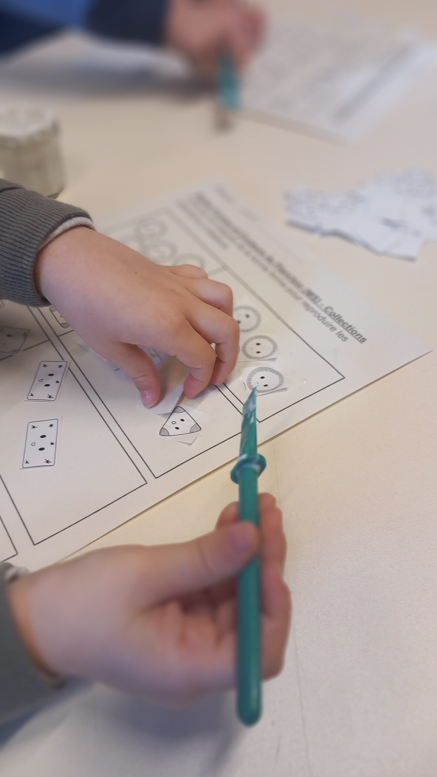 Atelier « Formes et couleurs du plancton » pour les maternelles. D. R.