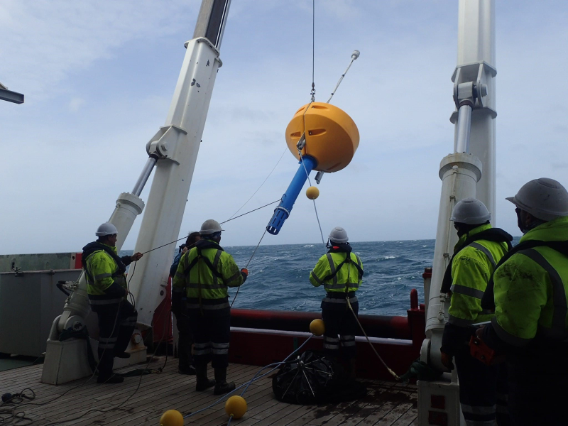 Déploiement d’une bouée dérivante nommée CARIOCA (« Carbon Interface Ocean Atmosphere »), le 23 janvier 2022, à bord du navire S.A Agulhas II, lors de la campagne SO-CHIC (« Southern Ocean, Carbon and Heat Impact on Climate »). © Kirtana Naeck