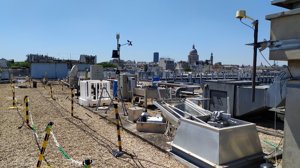 Photo des différents instruments d’observation de l’atmosphère à QUALAIR utilisés pour la détection automatique des événements de feux au-dessus de Paris. D. R.