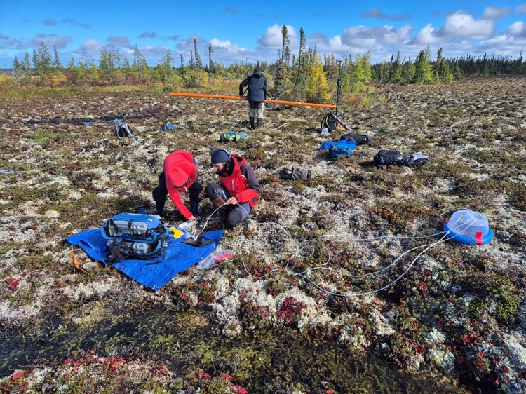 Mesure sur le terrain : résistivité/conductivité électrique du pergélisol (contenu en glace) et concentration en CO2 et CH4 dans une zone en dégradation. © Antoine Séjourné