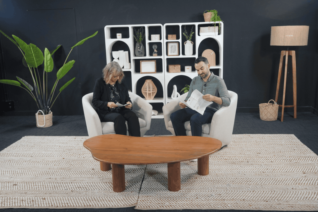 Sophie Godin-Beekmmann (à gauche) et Antoine Séjourné, enseignant-chercheur en hydrogéomorphologie (à gauche), pendant le tournage du troisième épisode de la mini-série documentaire des 30 ans de l’IPSL. © D. Peyronel (ICOM-IPSL).