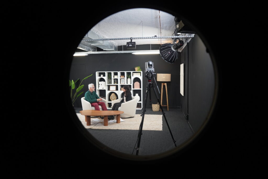 Le climatologue Robert Vautard (à droite) et la jeune modéllisatrice de la qualité de l'air Lya Lugon Jouzel (à gauche), pendant le tournage du deuxième épisode de la mini-série documentaire des 30 ans de l’IPSL. © D. Peyronel (ICOM-IPSL).