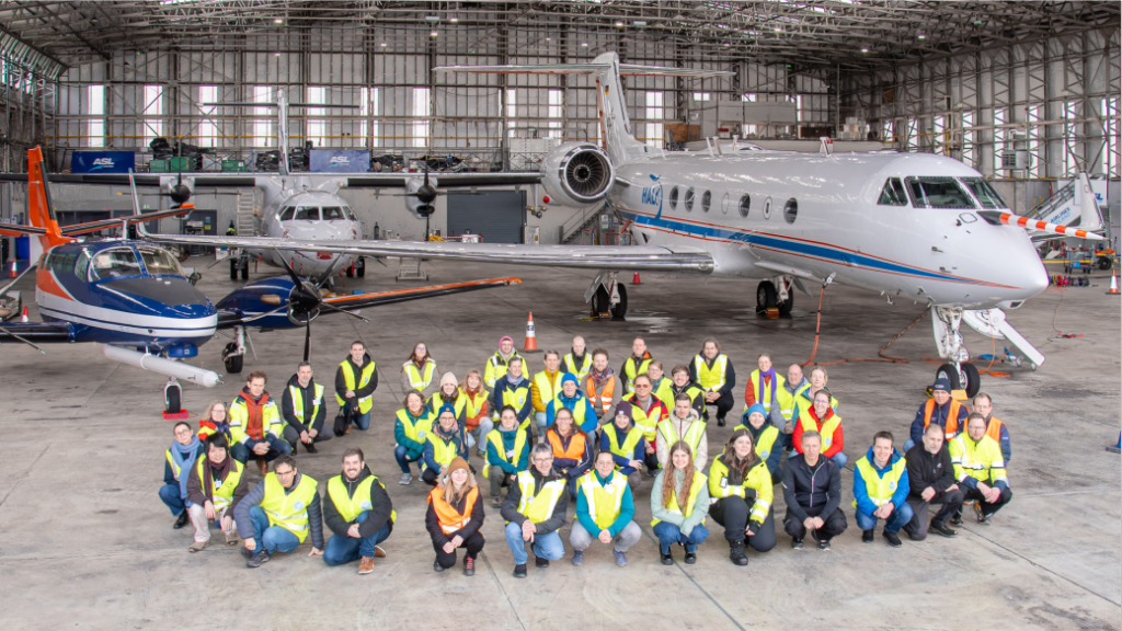 Figure 6 : photo de groupe avec les équipes internationales de NAWDIC, devant (de gauche à droite) le Cessna, l’ATR et le Halo au hangar de l’aéroport de Shannon le dimanche 15 février 2026.
