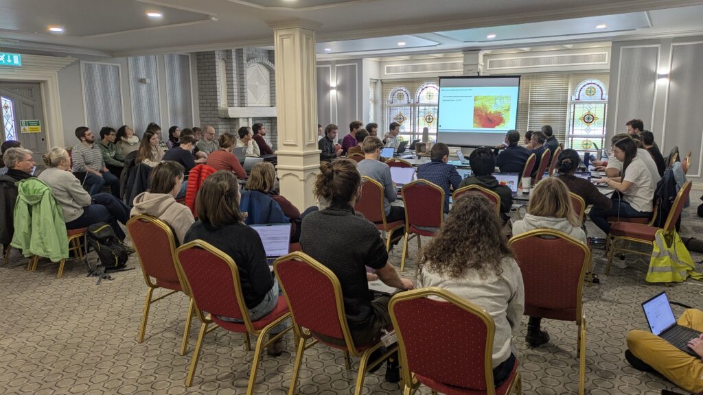 Figure 6 : Photo de la salle de réunion pour analyser les prévisions numériques du temps et planifier les plans de vols. Crédit photo : V.Douet.