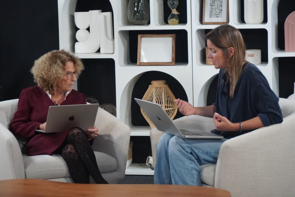 Amy Dahan (à gauche) et Sara Labrousse (à droite), avant le début du tournage du dernier épisode de la mini-série documentaire des 30 ans de l’IPSL. © D. Peyronel (ICOM-IPSL).
