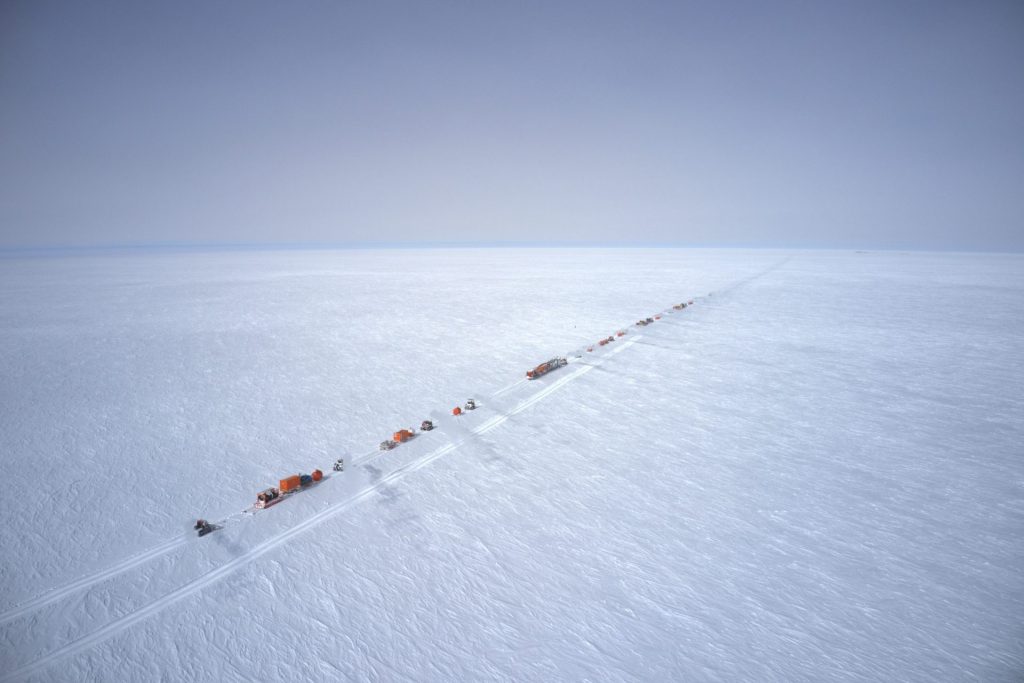 La traverse EAIIST chemine sur l'étendue neigeuse du Plateau Est-Antarctique. D. R.