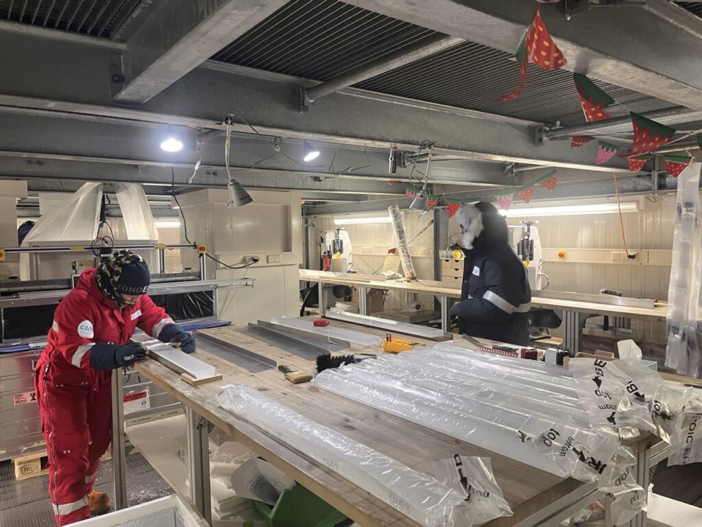 Des scientifiques de la mission "Beyond Epica" en Antarctique. © Beyond EPICA project, 2025.