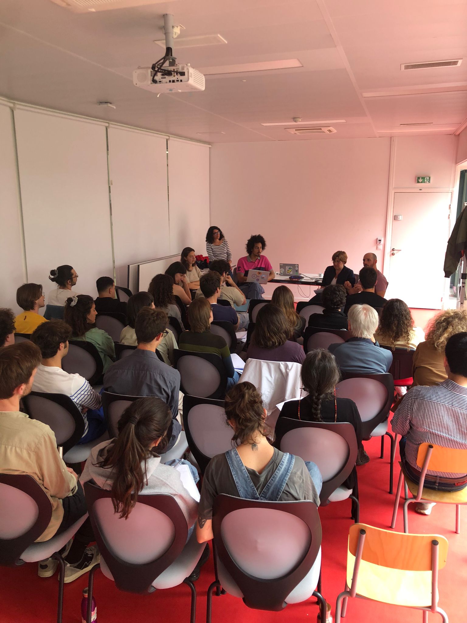 Joséphine et Nico, en collaboration avec Nada Caud (chargée de com' au LSCE), donnent la parole à Valérie Masson-Delmotte et Davide Faranda, qui partagent leurs retours d'expérience avec les médias. © Elsa Abs Joséphine and Nico, together with Nada Caud (LSCE communications officer), hand over to Valérie Masson-Delmotte and Davide Faranda, who share their experiences with the media. © Elsa Abs