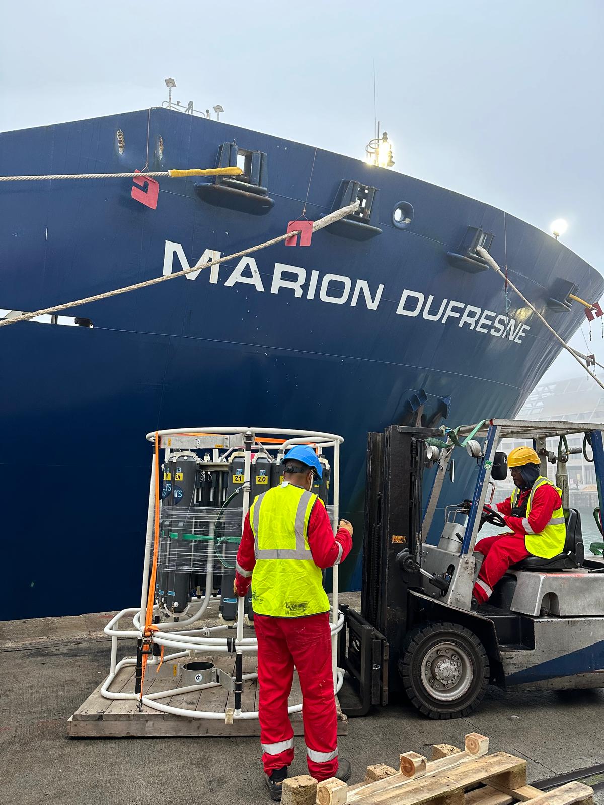 Chargement de la rosette CTD à bord du Marion Dufresne, campagne Whirls, 2026. D. R.