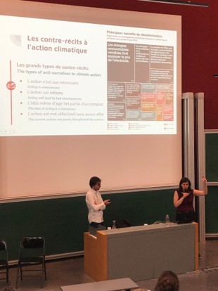 Conférence-atelier « Comment sommes-nous piégés par la désinformation ? »,, menée par Charles Terroile et Cécile Maguin. © Elsa Abs Interactive conference “How does misinformation trick us?”, led by Charles Terroile and Cécile Maguin. © Elsa Abs