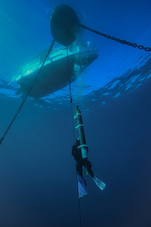 Installation d’un profileur sur la bouée instrumentée Solemio, en rade de Marseille, dans les Bouches-du-Rhône. © Frédéric ZUBERER / OSU Pytheas / CNRS Images