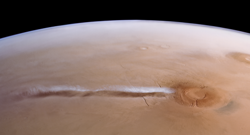Le long nuage en aval du Volcan Arsia Mons sur Mars, explicable par un processus de condensation directe des molécules d’eau sans noyau préexistants, jamais observé jusqu’à présent et considéré comme improbable sur Mars et sur Terre. © ESA / DLR / FU Berlin / A. Cowart, CC BY-SA 3.0 IGO
